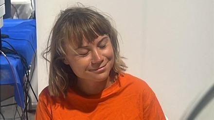 Ein Foto zeigt Greta Thunberg nach ihrer Festnahme durch Israel.