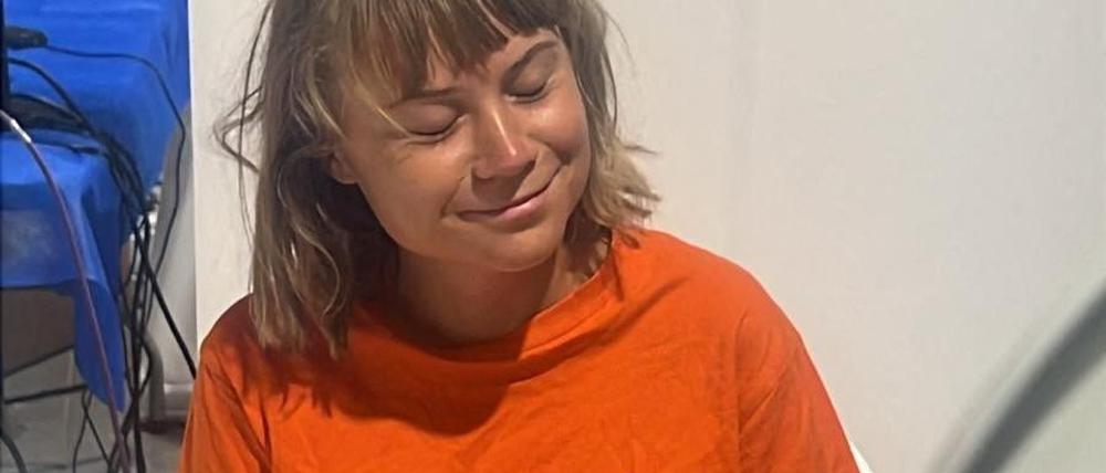 Ein Foto zeigt Greta Thunberg nach ihrer Festnahme durch Israel.