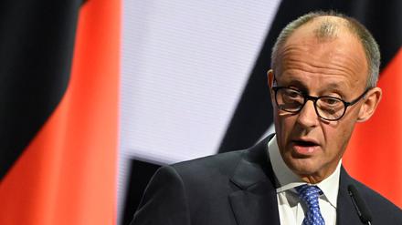 Bundeskanzler Friedrich Merz (CDU) spricht anlässlich der zentralen Feierlichkeiten zum Tag der Deutschen Einheit in der Kongresshalle in Saarbrücken.