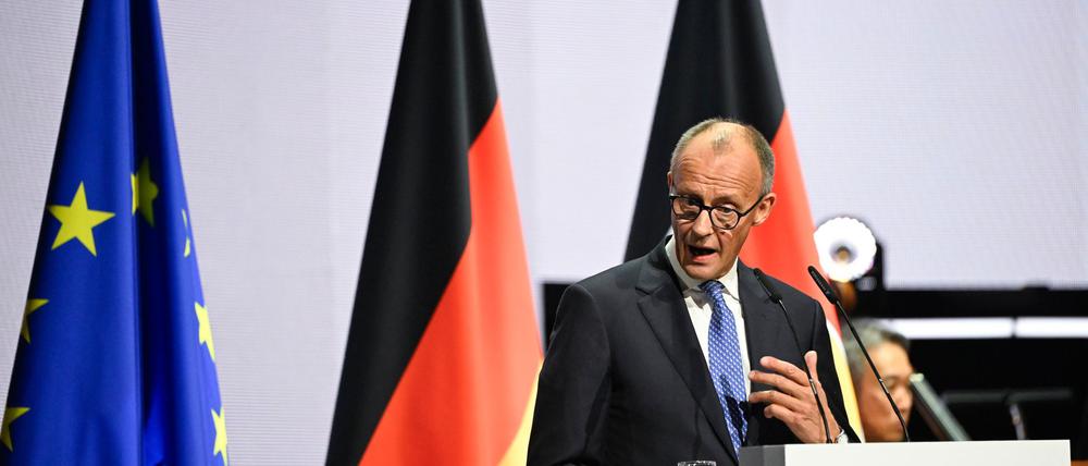 Bundeskanzler Friedrich Merz (CDU) spricht anlässlich der zentralen Feierlichkeiten zum Tag der Deutschen Einheit in der Kongresshalle in Saarbrücken.