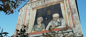 Wandbild an der Hausfassade des Bremer AWO-Hauses an der Straße Auf den Häfen. Es zeigt ein altes Ehepaar beim Blick aus dem Fenster auf den Rembertikreisel.