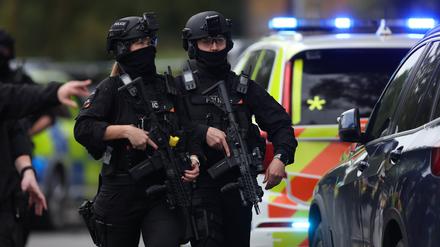 Polizisten beim Einsatz in Manchester.