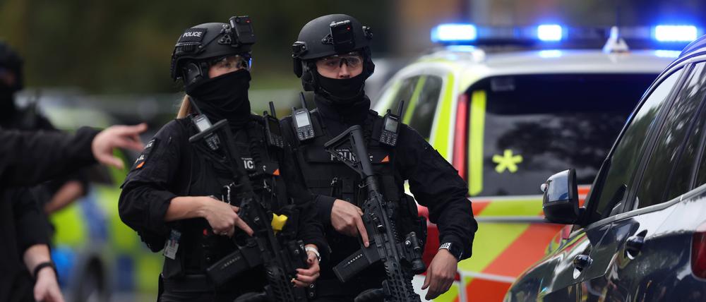Polizisten beim Einsatz in Manchester.