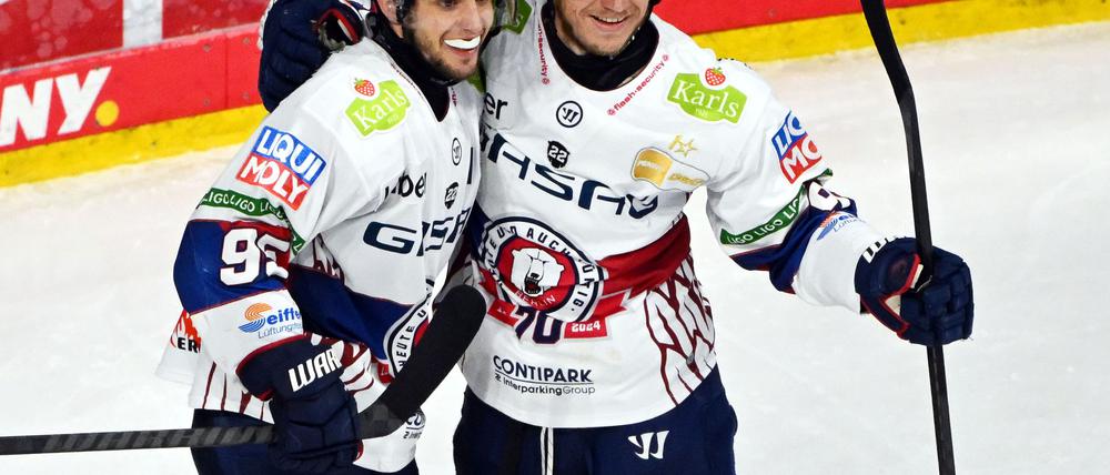 Nationalspieler Frederik Tiffels (l.) erzielte den Siegtreffer der Eisbären Berlin in Augsburg.