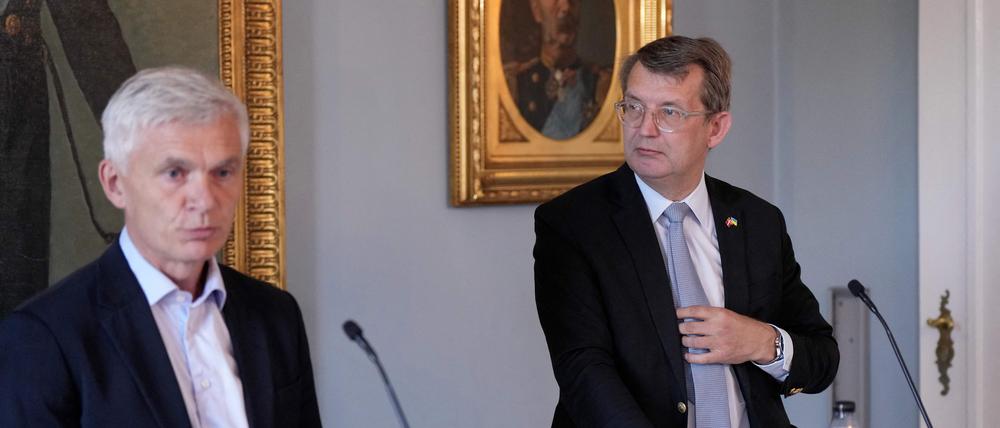 Der dänische Geheimdienstdirektor Thomas Ahrenkiel und Verteidigungsminister Troels Lund Poulsen (r.) bei einer Pressekonferenz.