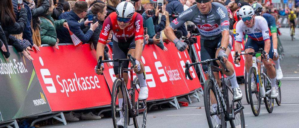 Jasper Philipsen (r) ist beim Münsterland Giro erneut zum Sieg gesprintet.