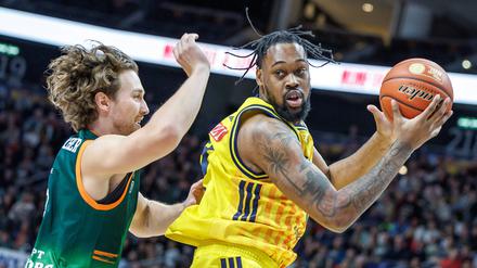 J’Wan Roberts (rechts) stand zum ersten Mal für Alba in einem Pflichtspiel auf dem Parkett.