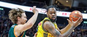 J’Wan Roberts (rechts) stand zum ersten Mal für Alba in einem Pflichtspiel auf dem Parkett.