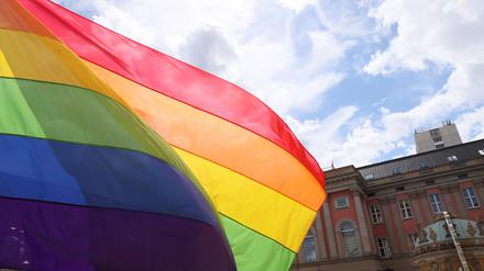 Regenbogenfahne vor dem Potsdamer Landtag.