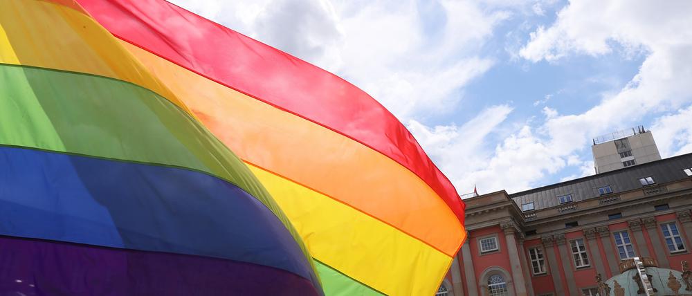 Regenbogenfahne vor dem Potsdamer Landtag.
