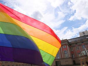 Regenbogenfahne vor dem Potsdamer Landtag.