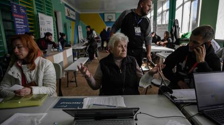 Eine ältere Ukrainerin in einer Einrichtung für Kriegsflüchtlinge