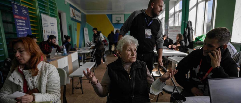 Eine ältere Ukrainerin in einer Einrichtung für Kriegsflüchtlinge