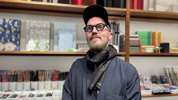 Michael Bandt von der Papeterie Luiban in der Rosa-Luxemburg-Straße in Mitte.