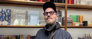 Michael Bandt von der Papeterie Luiban in der Rosa-Luxemburg-Straße in Mitte.