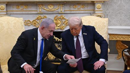  US-Präsident Donald Trump und israelischer Ministerpräsident Benjamin Netanjahu unterhalten sich während eines Treffens im Weißen Haus.