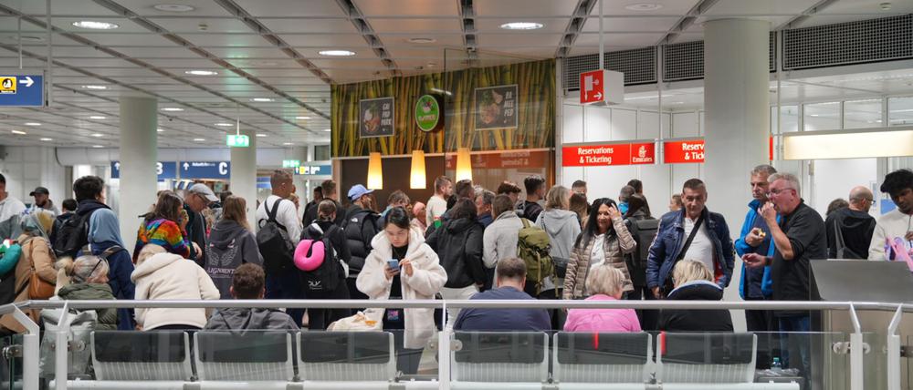 Tausende Menschen sitzen am Flughafen München fest. 
