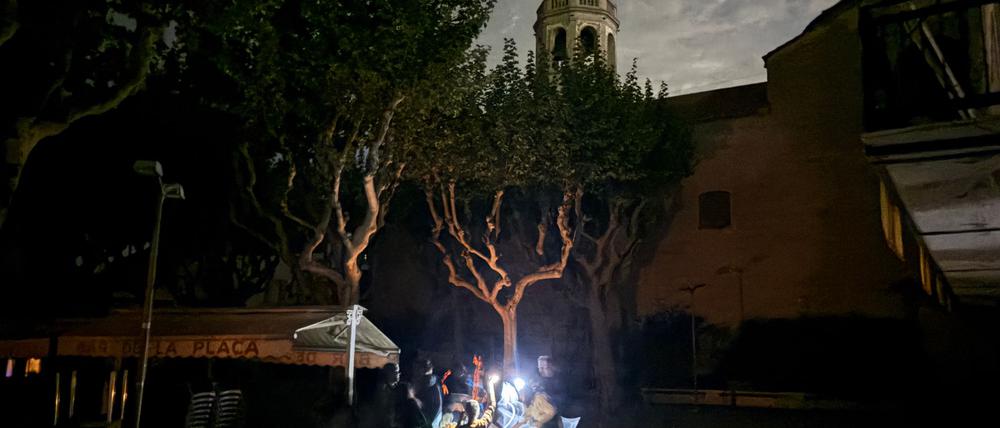 Während des Blackouts sitzen Gäste eines Straßencafés in der Kleinstadt Premià de Mar bei Barcelona im Licht von Taschenlampen und trinken lauwarmes Bier. (Archivbild)