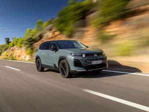 Kraftvoll und elegant: Der neue C5 Aircross kommt nun mit einem kantigeren und zugleich schlichteren Design.  