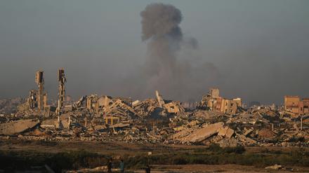 Rauch steigt hinter den Überresten von Häusern von einem Bombardement der israelischen Armee in Stadt Gaza auf. 