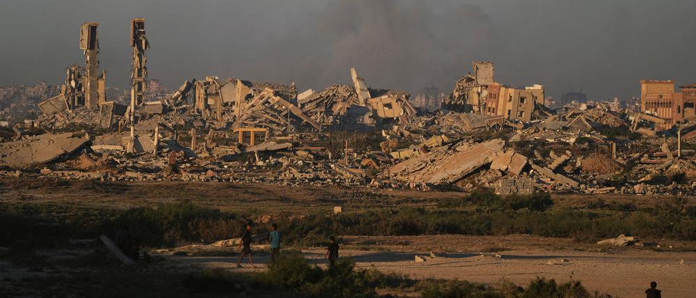 Rauch steigt hinter den Überresten von Häusern von einem Bombardement der israelischen Armee in Stadt Gaza auf. 