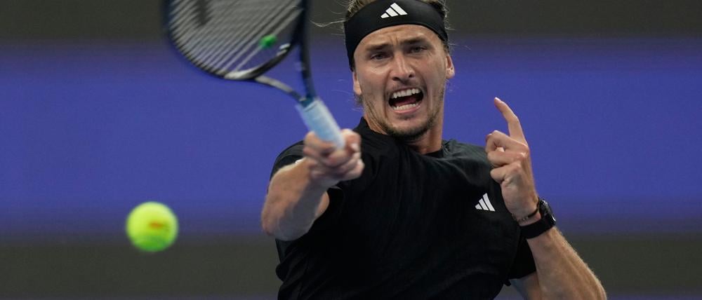 Alexander Zverev schafft es mit einiger Mühe in die nächste Runde von Shanghai.