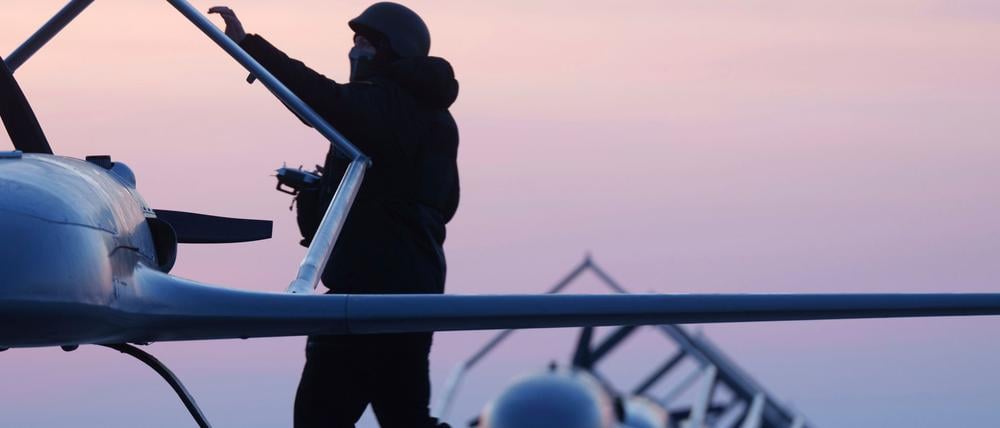 Ein Ukrainischer Soldat des Verteidigungsnachrichtendienstes bereiten den Start der Langstreckendrohne An-196 Ljutyj an einem ungenannten Ort in der Ukraine vor. 