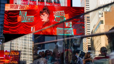 Ein Poster für „The Official Release Party of a Showgirl“  in New York City.