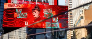 Ein Poster für „The Official Release Party of a Showgirl“  in New York City.