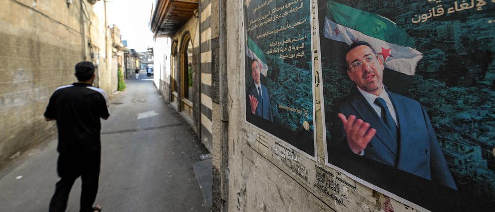 Wahlplakate von Henry Hamra, einem syrisch-amerikanischen Parlamentskandidaten. Er wäre, wenn er  am 5. Oktober gewählt wird, der erste jüdische Vertreter im syrischen Parlament seit Ende der 1940er Jahre.