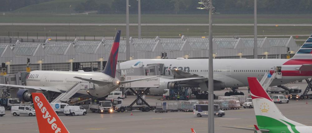 Nach der erneuten Betriebsunterbrechung wegen Drohnen ist in München der Flugbetrieb langsam wieder angelaufen.