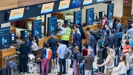 Den Hauptstadtflughafen BER nutzen am Feiertagswochenende besonders viele Reisende. (Archivbild) 