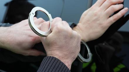 In Köpenick brachte die Polizei einen Randalierer in Handschellen ins Krankenhaus (Symbolbild)  