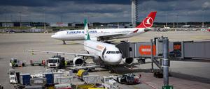 Trotz Verbots wurden am Hauptstadtflughafen BER schon mehrmals Drohnen gesichtet (Archivbild)