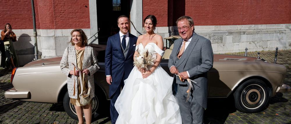 Joe Laschets Eltern - der Politiker Armin Laschet und seine Frau Susanne - posieren nach der Hochzeit mit dem Brautpaar. 