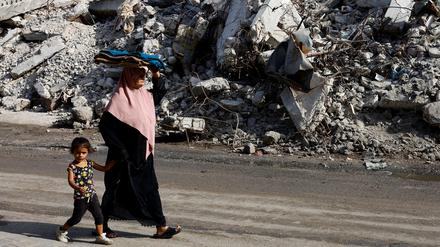 Palästinenser vor den Trümmern eines Wohnhauses im Gazastreifen, das bei israelischen Angriffen zerstört wurde.
