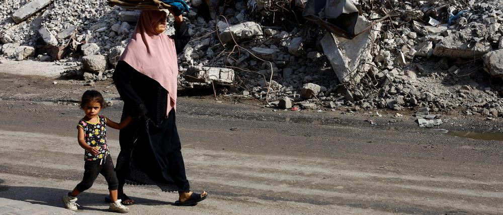 Palästinenser vor den Trümmern eines Wohnhauses im Gazastreifen, das bei israelischen Angriffen zerstört wurde.