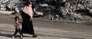 Palästinenser vor den Trümmern eines Wohnhauses im Gazastreifen, das bei israelischen Angriffen zerstört wurde.