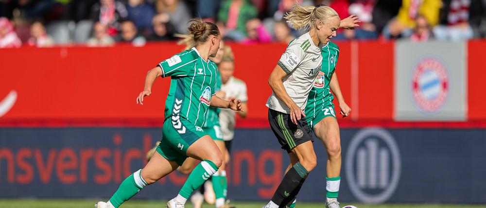 Bayern Pernille Harder setzt sich gegen mehrere Bremerinnen durch.