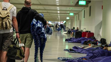 Nach erneuten Drohnensichtungen fielen am Flughafen München am Freitagabend und in der Nacht zum Samstag erneut Flüge aus, Hundert Reisende mussten im Airport übernachten.