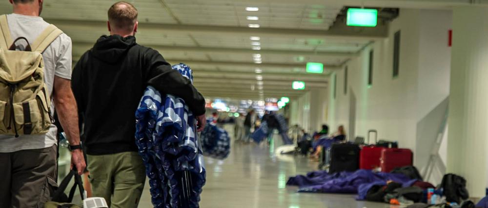 Nach erneuten Drohnensichtungen fielen am Flughafen München am Freitagabend und in der Nacht zum Samstag erneut Flüge aus, Hundert Reisende mussten im Airport übernachten.