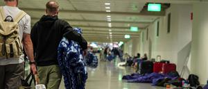 Nach erneuten Drohnensichtungen fielen am Flughafen München am Freitagabend und in der Nacht zum Samstag erneut Flüge aus, Hundert Reisende mussten im Airport übernachten.