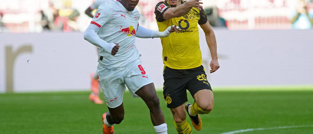 Voller Einsatz im Topspiel: Leipzigs Johan Bakayoko (l) will den Ball gegen BVB-Spieler Marcel Sabitzer behaupten.