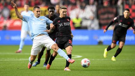 Unions Rani Khedira im Duell mit Alejandro Grimaldo.