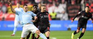 Unions Rani Khedira im Duell mit Alejandro Grimaldo.