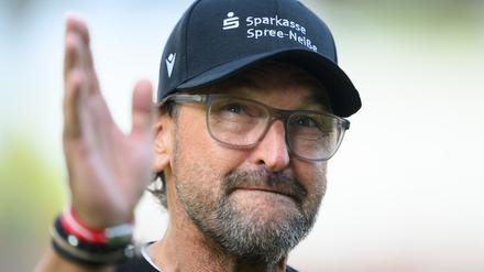 Energie-Trainer Claus-Dieter Wollitz gewinnt mit seinem Team gegen Aachen noch. (Archivbild)