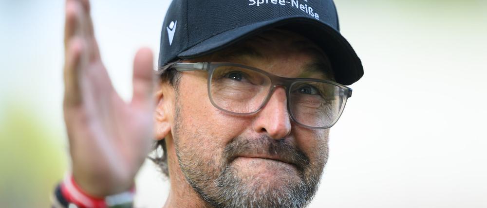 Energie-Trainer Claus-Dieter Wollitz gewinnt mit seinem Team gegen Aachen noch. (Archivbild)