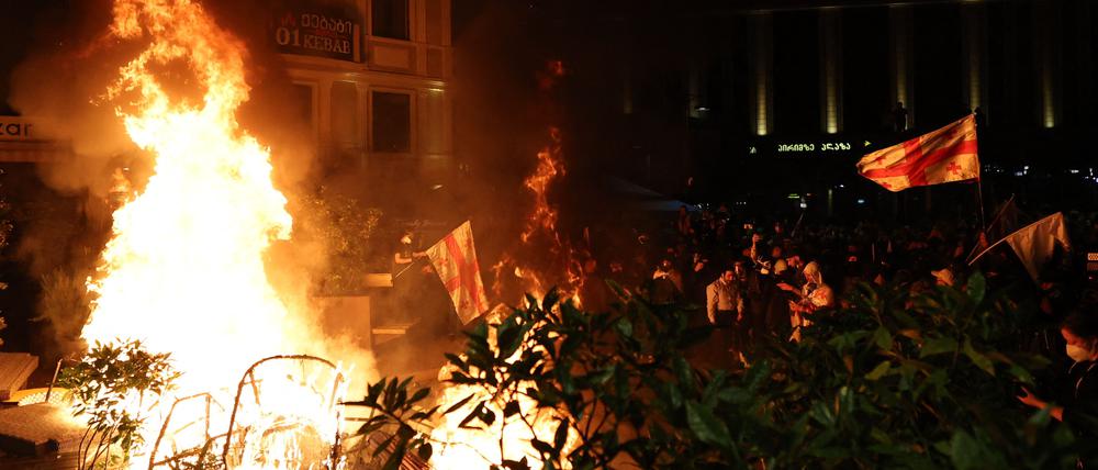 Brennende Barrikaden in Tiflis. 