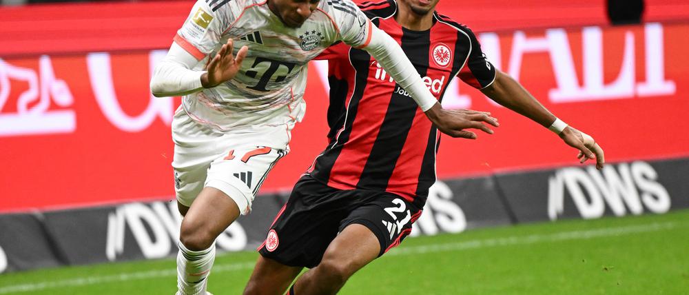 Oft einen Schritt schneller als Frankfurts Nathaniel Brown: Bayern-Star Michael Olise (l).