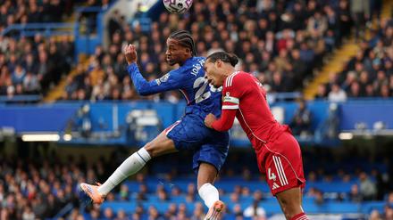 Chelseas Joao Pedro (l) gegen Liverpools Virgil van Dijk.